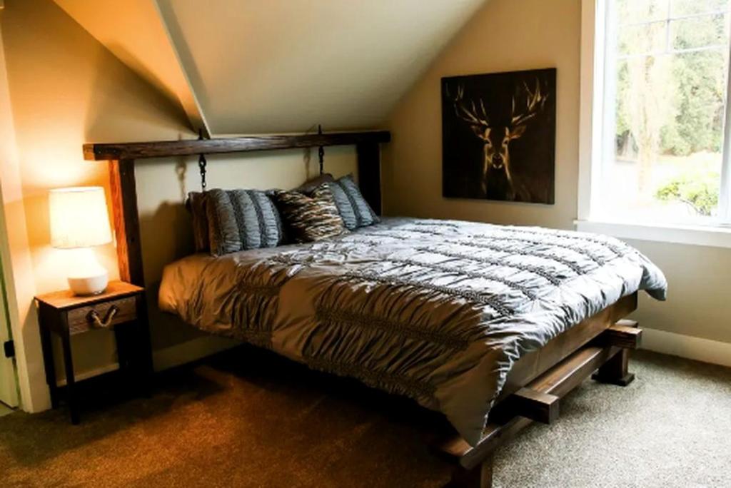 Postel nebo postele na pokoji v ubytování Riverfront Romantic Getaway Rental near Mount Pilchuck in Granite Falls, Washington
