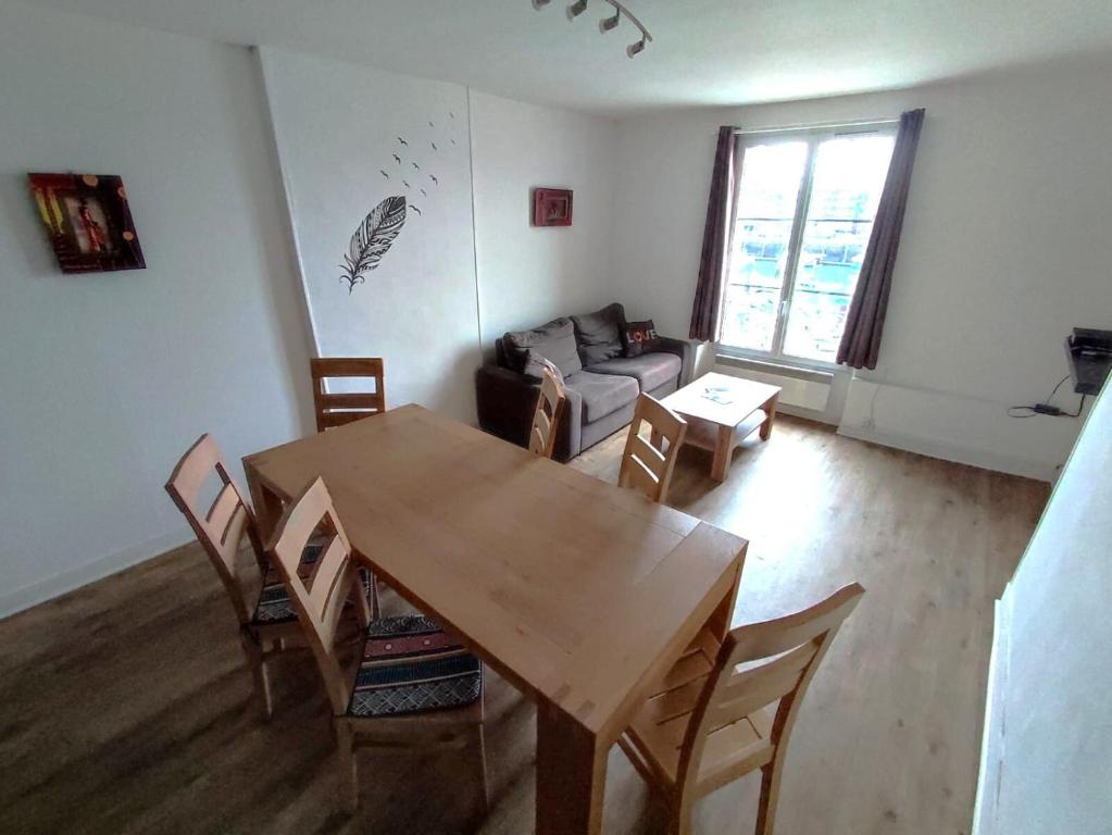 un salon avec une table, des chaises et un canapé dans l'établissement Duplex avec Vue sur le port de plaisance, à Dieppe