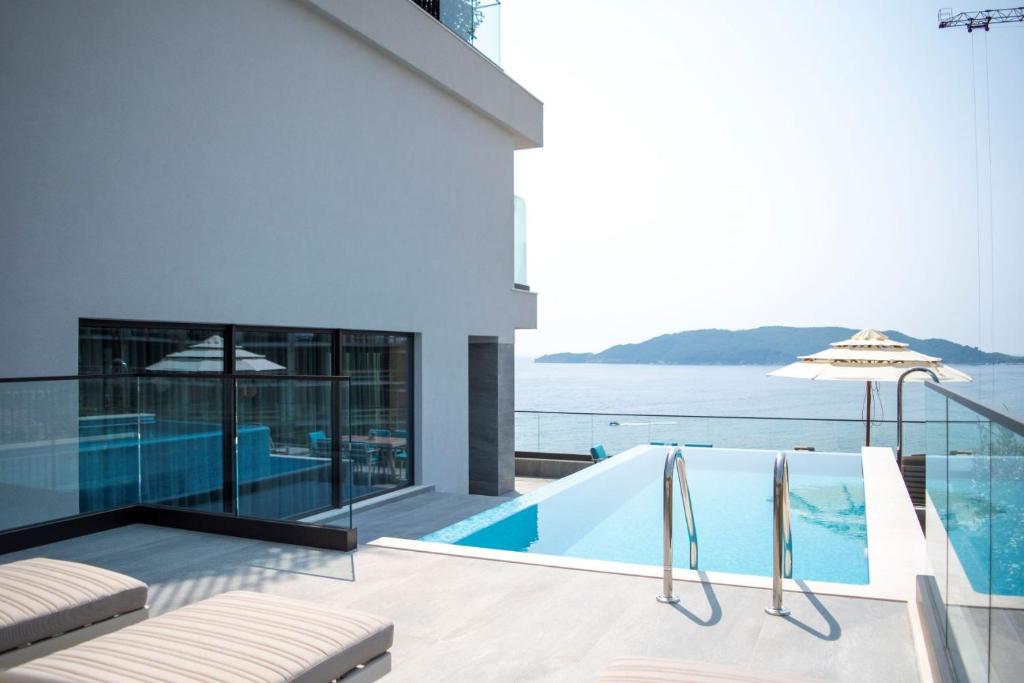 Bazén v ubytování Katamare Hotel nebo v jeho okolí