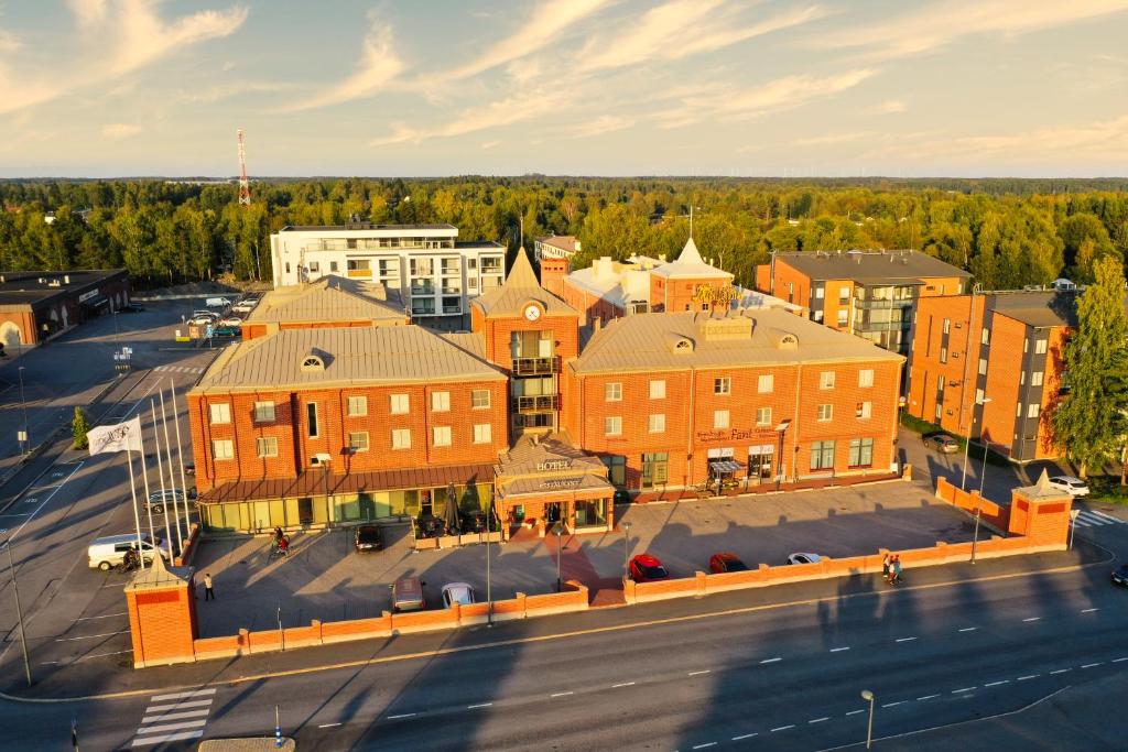 una vista aérea de una ciudad con edificios y una calle en Hotel Vallonia, en Vaasa