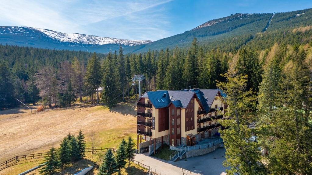 斯克拉斯卡波伦巴Apartamenty Lola SPA - najbliżej wyciągu - by Royal Aparts的山中房屋的鸟瞰图