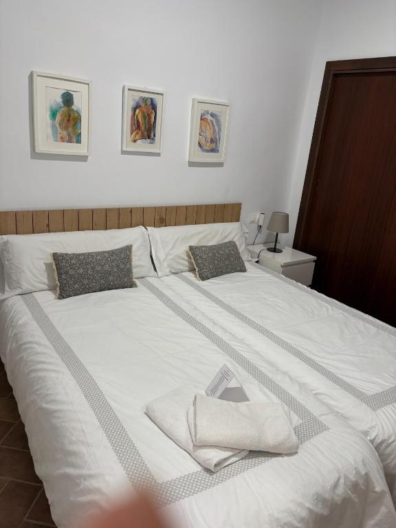 Posteľ alebo postele v izbe v ubytovaní Niebla Centro Apartamentos