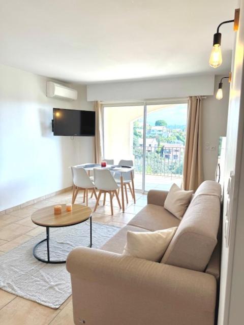 un salon avec un canapé et une table dans l'établissement DOMAINE LOU BEL AZUR - Harmonie, à Saint-Laurent-du-Var