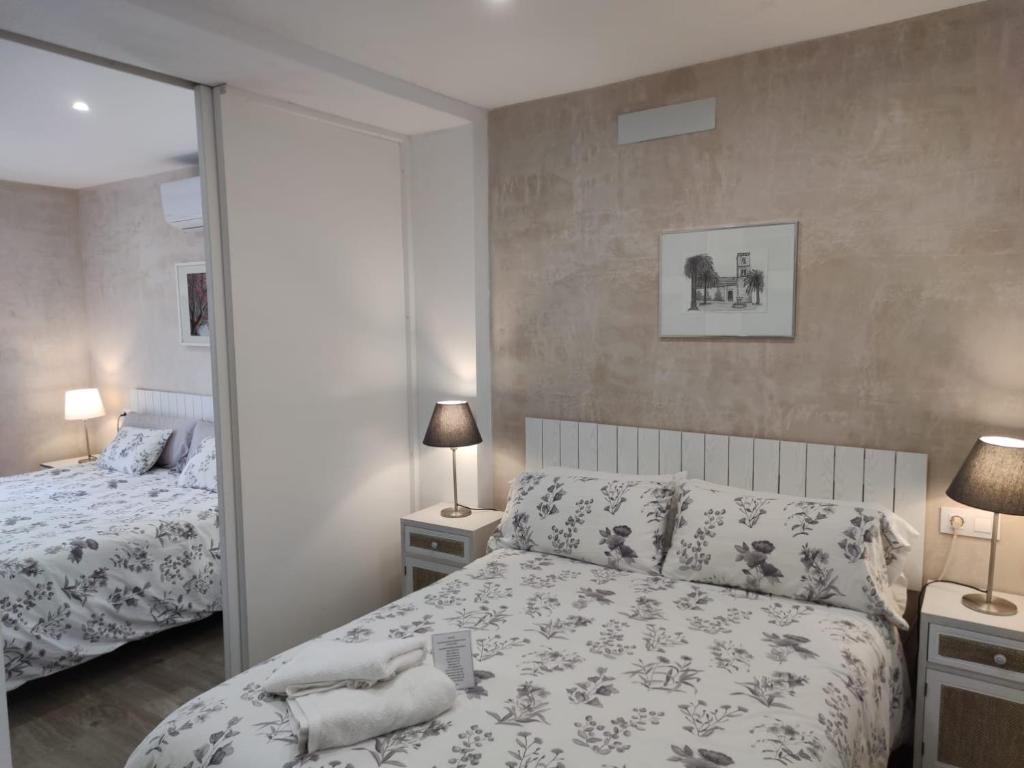 Posteľ alebo postele v izbe v ubytovaní Niebla Centro Apartamentos