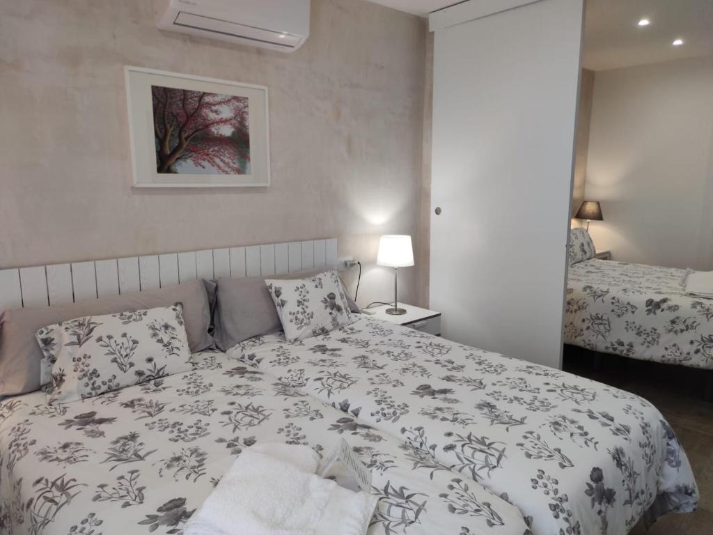 Posteľ alebo postele v izbe v ubytovaní Niebla Centro Apartamentos