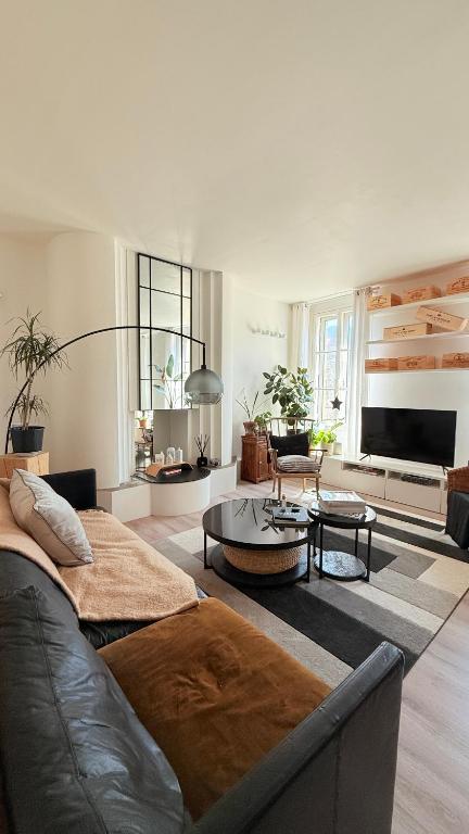 un salon avec un canapé et une table dans l'établissement Epicurien historic heart of Bordeaux, à Bordeaux