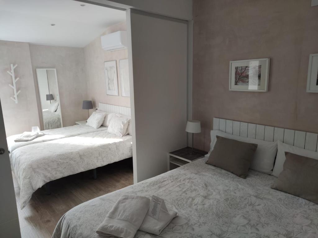 Posteľ alebo postele v izbe v ubytovaní Niebla Centro Apartamentos