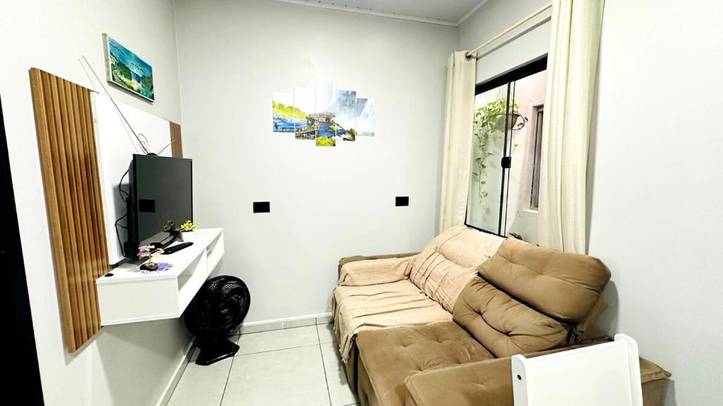 Uma televisão e/ou sistema de entretenimento em Cantinho Aconchegante in Foz