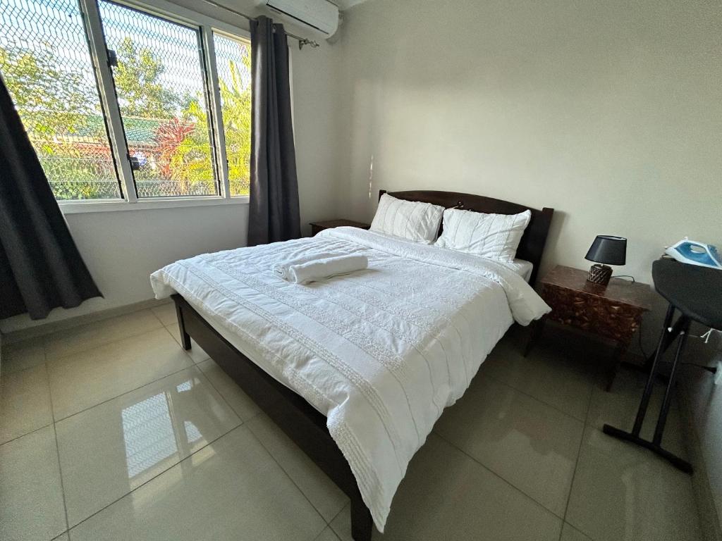 Postel nebo postele na pokoji v ubytování Zenith by Proxima Homes