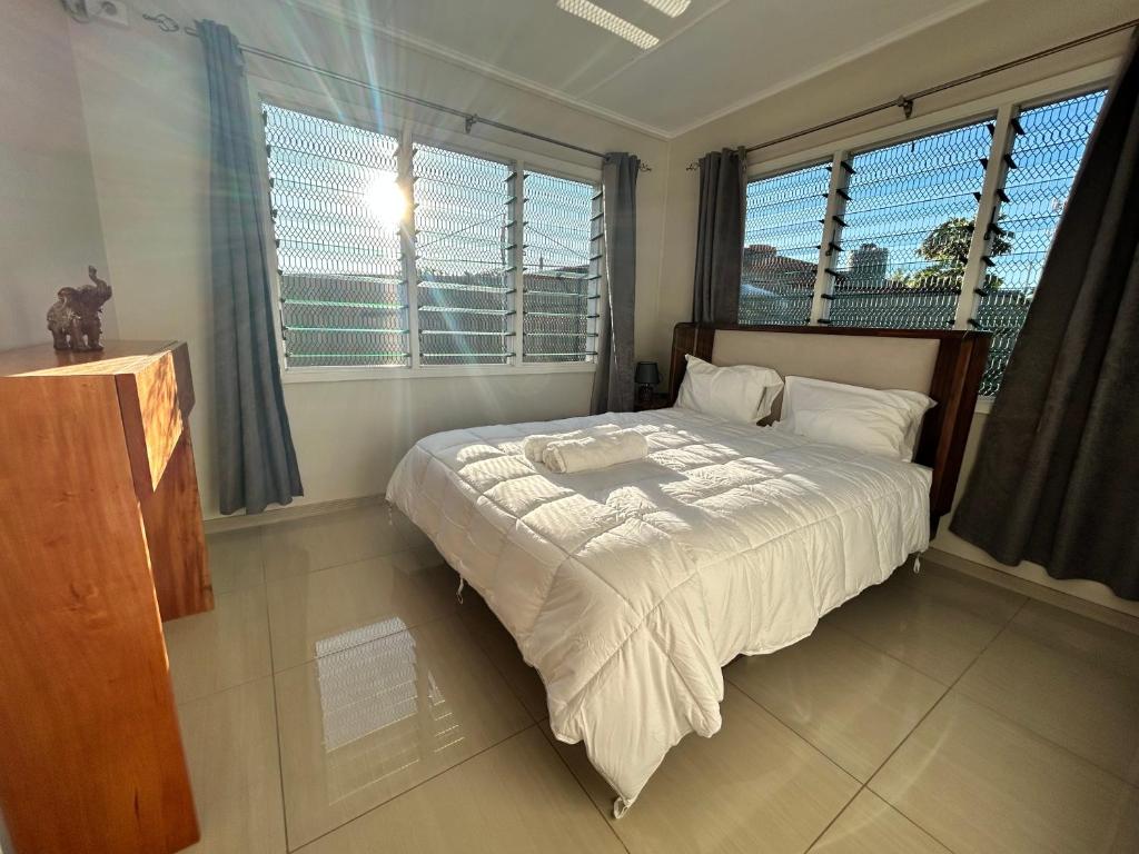 Postel nebo postele na pokoji v ubytování Zenith by Proxima Homes
