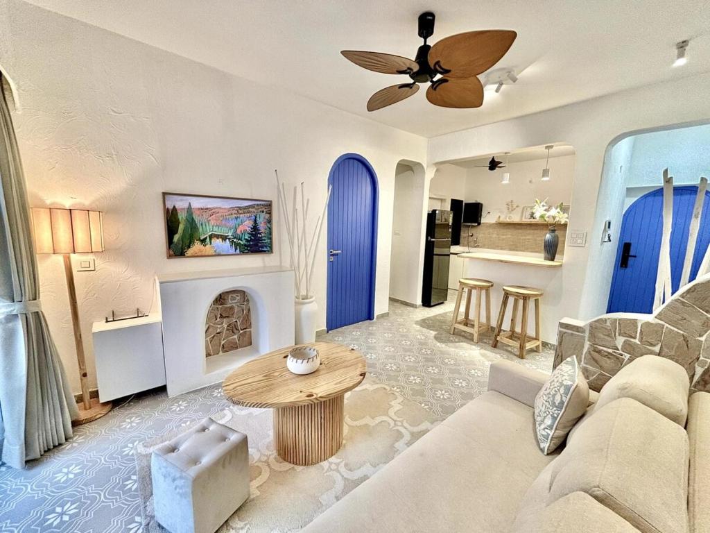 Una sala de estar con un sofá y una chimenea. en Chic Mediterranean Retreat in Candolim Sleeps 4, en Calangute
