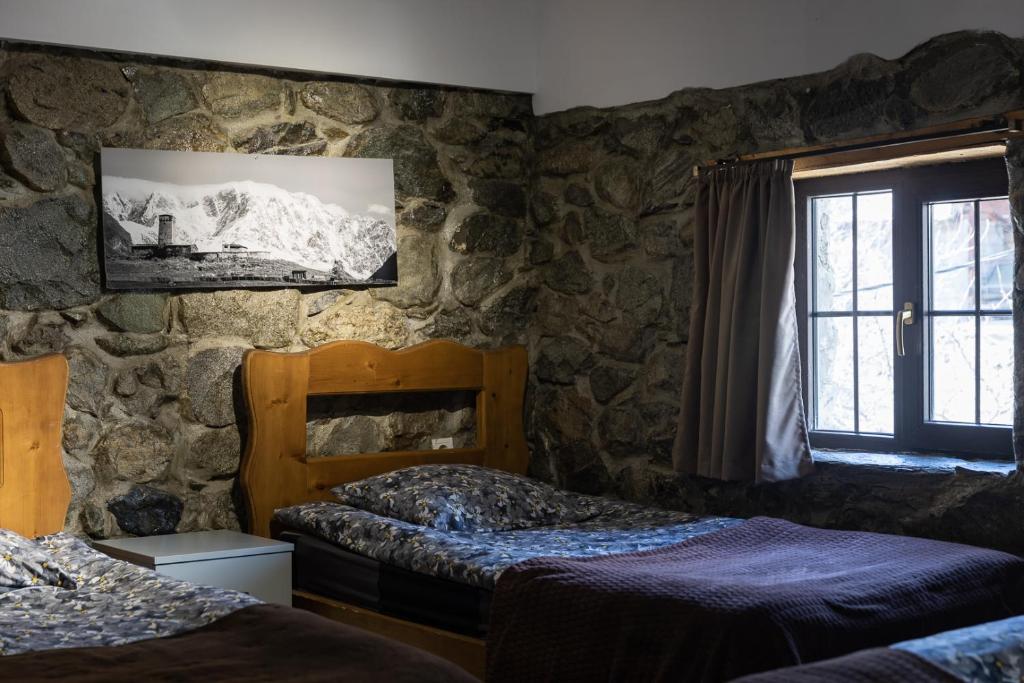 Llit o llits en una habitació de Guesthouse of Manoni Ratiani