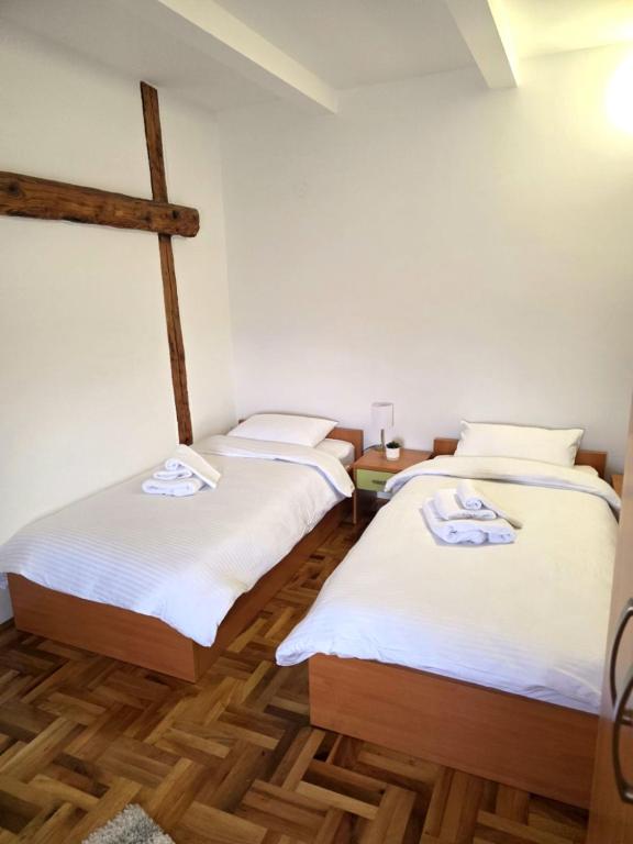 Postel nebo postele na pokoji v ubytování Prenoćište Omega Luxury
