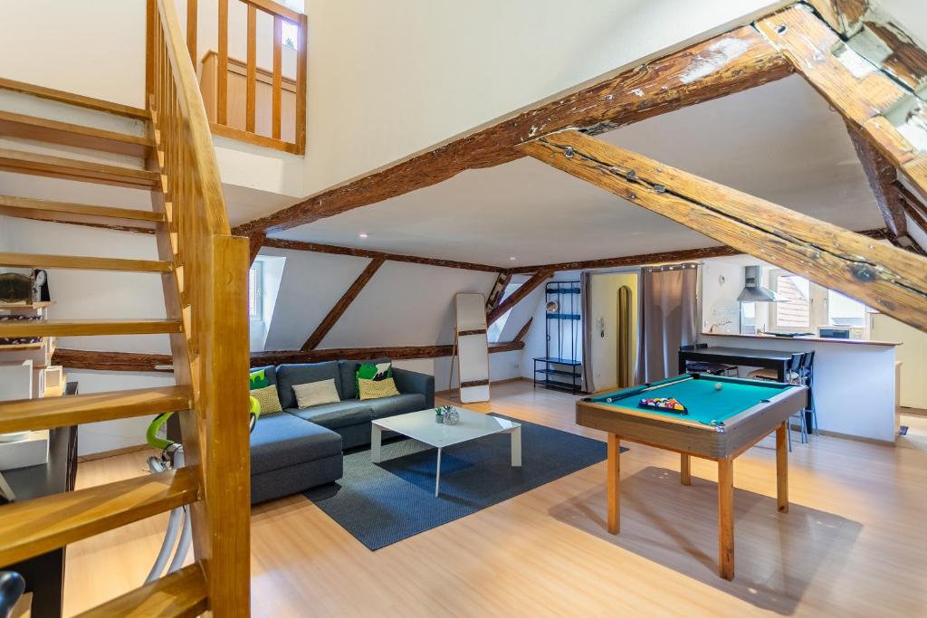 un salon avec une table de billard dans l'établissement Le Cocon Alsacien, à Strasbourg