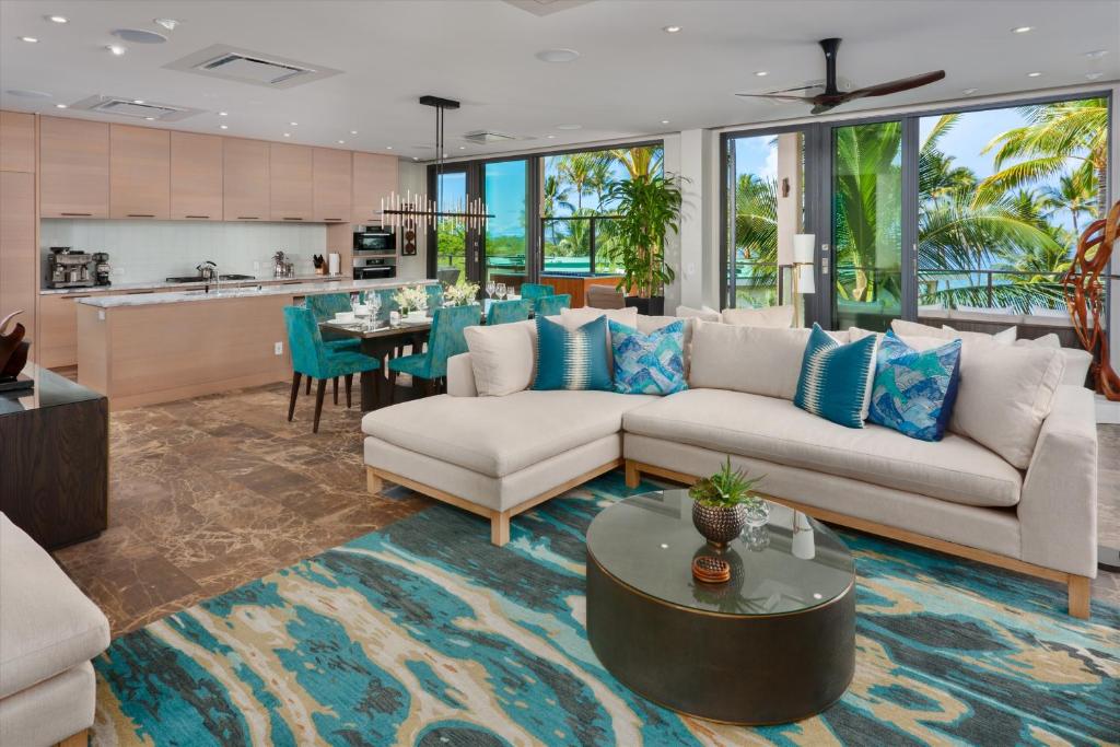 Kuchyň nebo kuchyňský kout v ubytování Ocean View Andaz Penthouse Luxury Just Steps To The Beach Private Lanai Spa