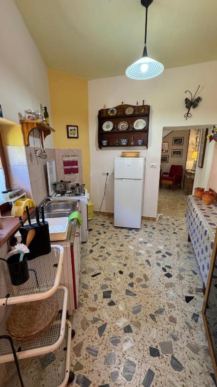 A kitchen or kitchenette at Il Vicolo Palinuro