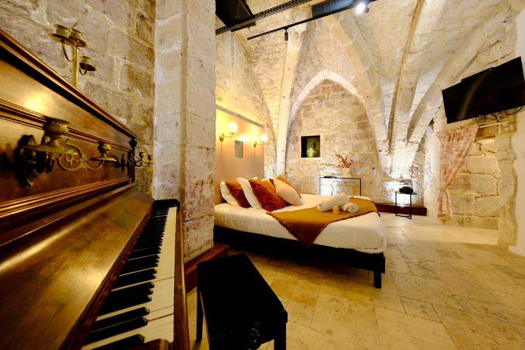 TV a/nebo společenská místnost v ubytování L'Autel La Crypte Mystérieuse de Rouen - sauna & balnéo
