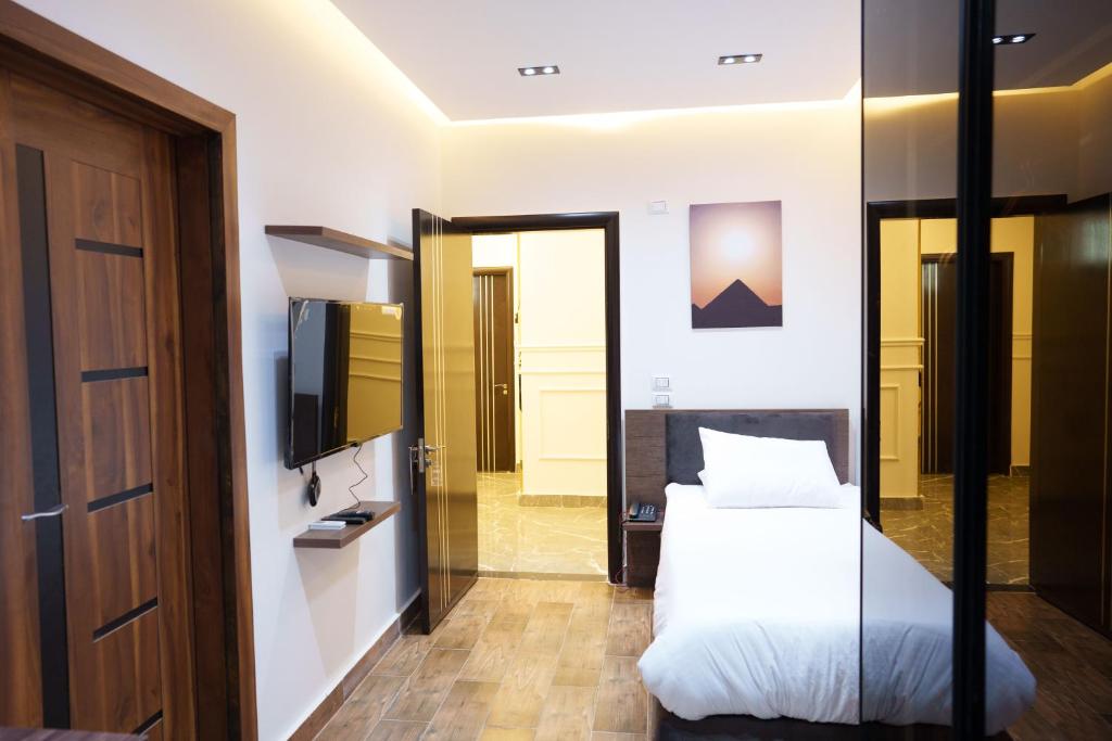 Postel nebo postele na pokoji v ubytování Pyramids Sunshine Hotel