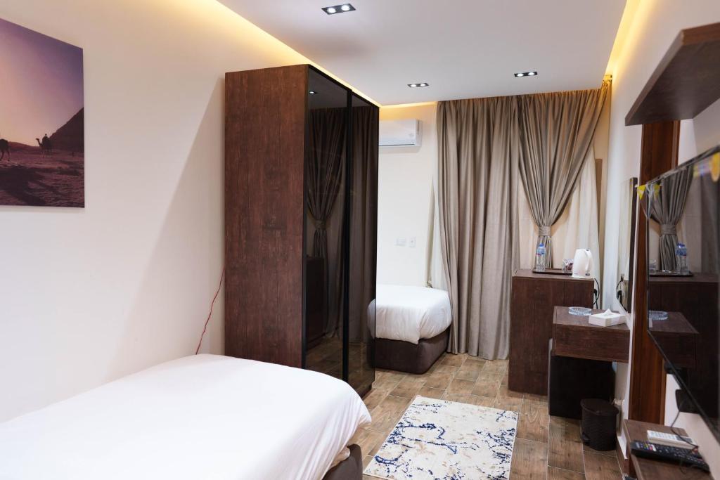 Postel nebo postele na pokoji v ubytování Pyramids Sunshine Hotel