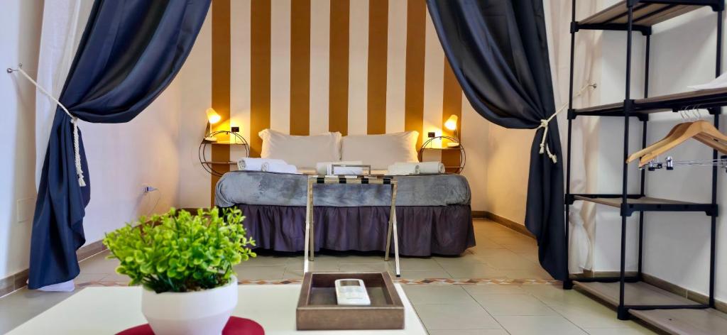 メッシーナにあるPoseidon- Seaviewのベッドルーム1室(青いカーテン付きのベッド1台付)