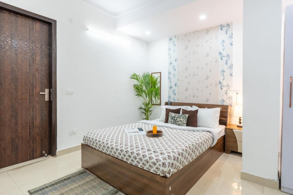 Postel nebo postele na pokoji v ubytování Homlee-Vintage 2BHK-NDLS-Lift-Bharat Mandapam