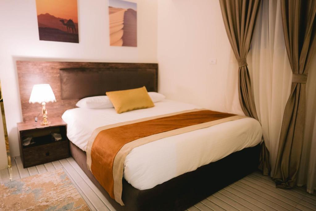 Postel nebo postele na pokoji v ubytování Pyramids Sunshine Hotel
