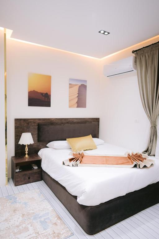 Postel nebo postele na pokoji v ubytování Pyramids Sunshine Hotel