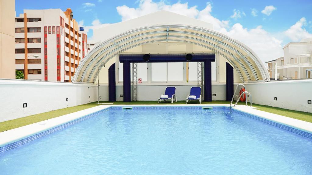 basen na dachu budynku w obiekcie Vértice Sevilla w Sewilli