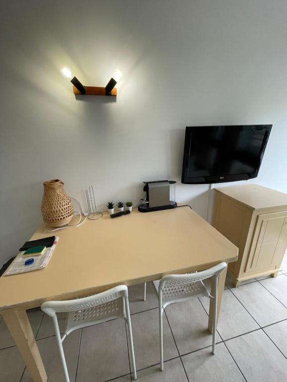 Telewizja i/lub zestaw kina domowego w obiekcie 06U - Beautiful studio in residence - swimming pool and tennis court