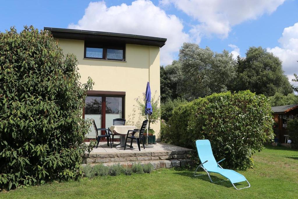 a house with a table and chairs in the yard at FeWo Lavendel in Kröpelin