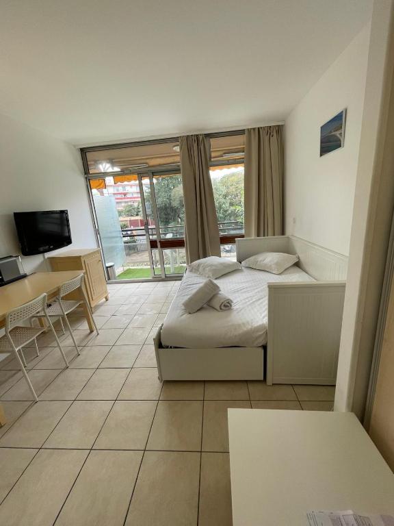 Telewizja i/lub zestaw kina domowego w obiekcie 06U - Beautiful studio in residence - swimming pool and tennis court