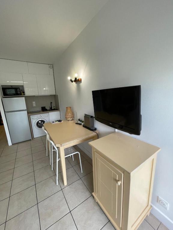 Kuchnia lub aneks kuchenny w obiekcie 06U - Beautiful studio in residence - swimming pool and tennis court