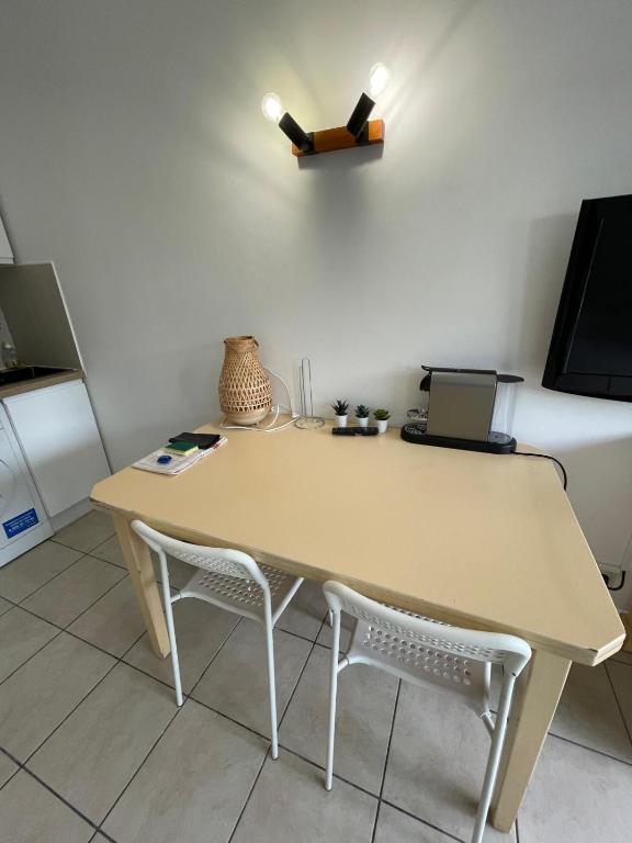 Telewizja i/lub zestaw kina domowego w obiekcie 06U - Beautiful studio in residence - swimming pool and tennis court
