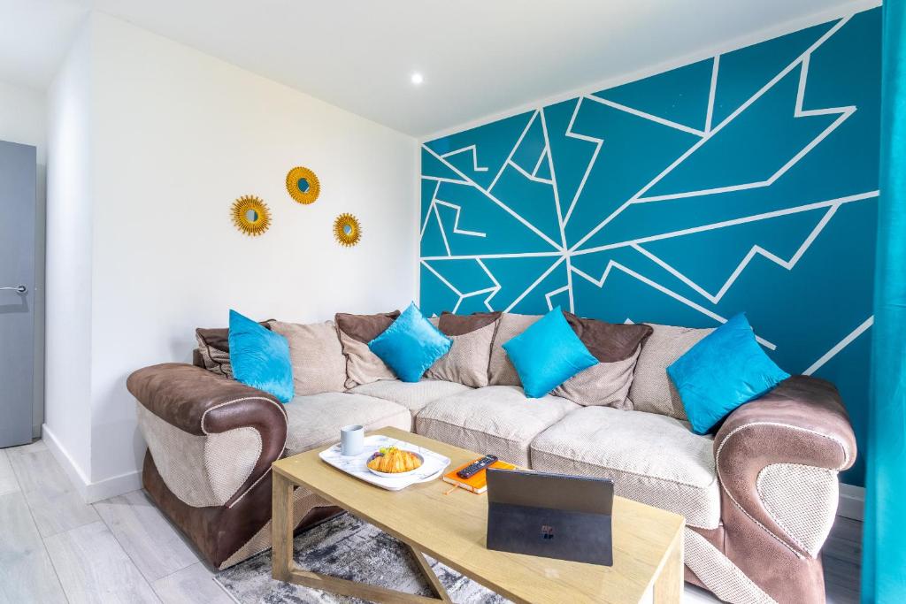 ノーサンプトンにあるNewly Refurbed, Driveway, 4-BR House, Ensuiteのソファとテーブルのあるリビングルーム