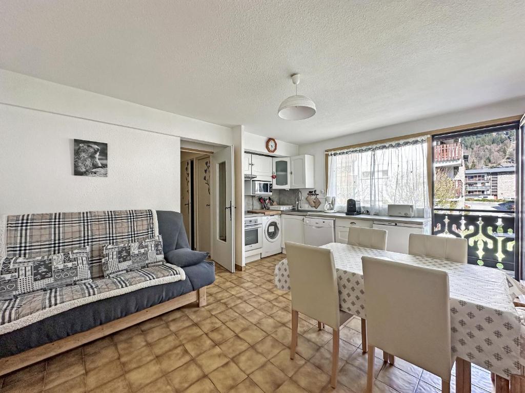 un salon avec un canapé et une table dans l'établissement CA116 Studio 4 Pers centre des Carroz, aux Carroz d'Arâches