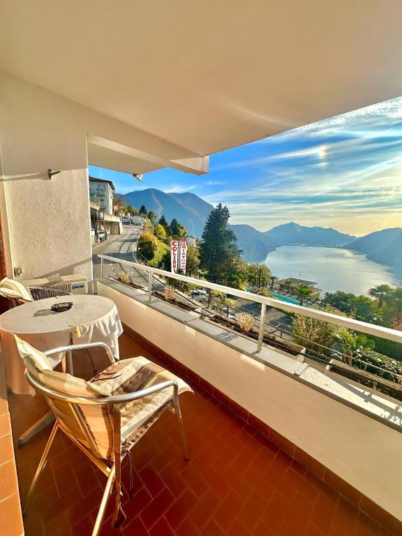 
Double Room with Lake View and Balcony
