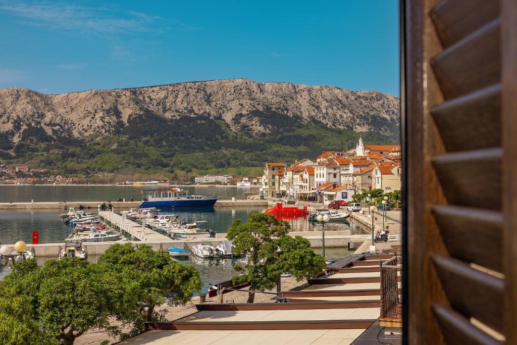 widok na marinę z łodziami na wodzie w obiekcie Apartments Ivo with Sea View w Bašce