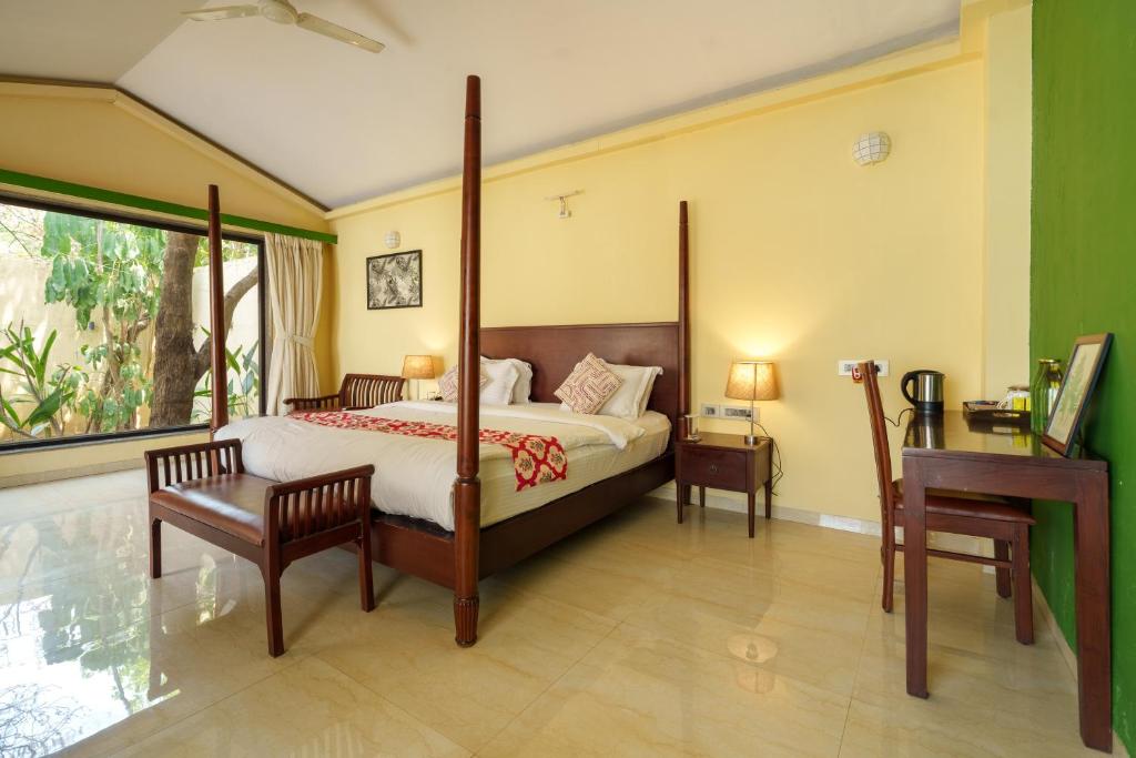 Postel nebo postele na pokoji v ubytování Nehamrit Farmstays with Pool, Near Malshej Ghat