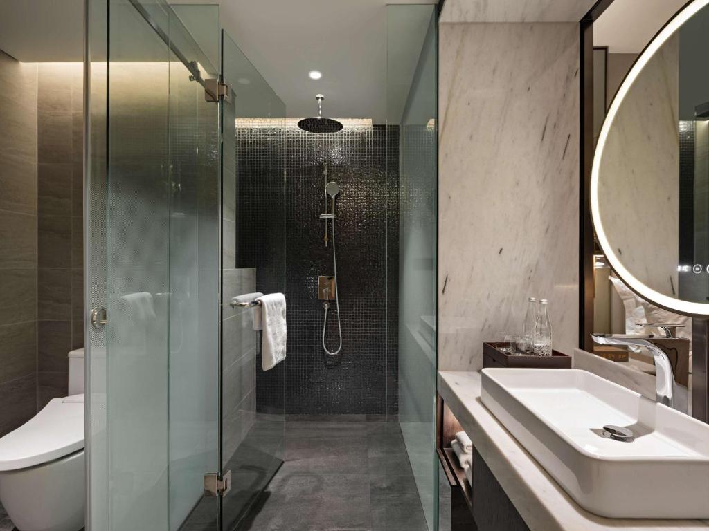 Koupelna v ubytování Mövenpick Hotel Jakarta City Centre