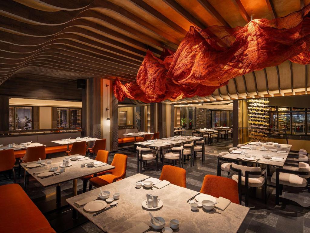 Restaurace v ubytování Mövenpick Hotel Jakarta City Centre