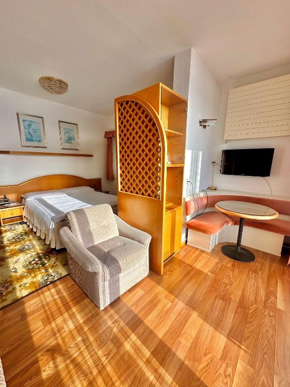 
Junior Suite with Lake View and Balcony
