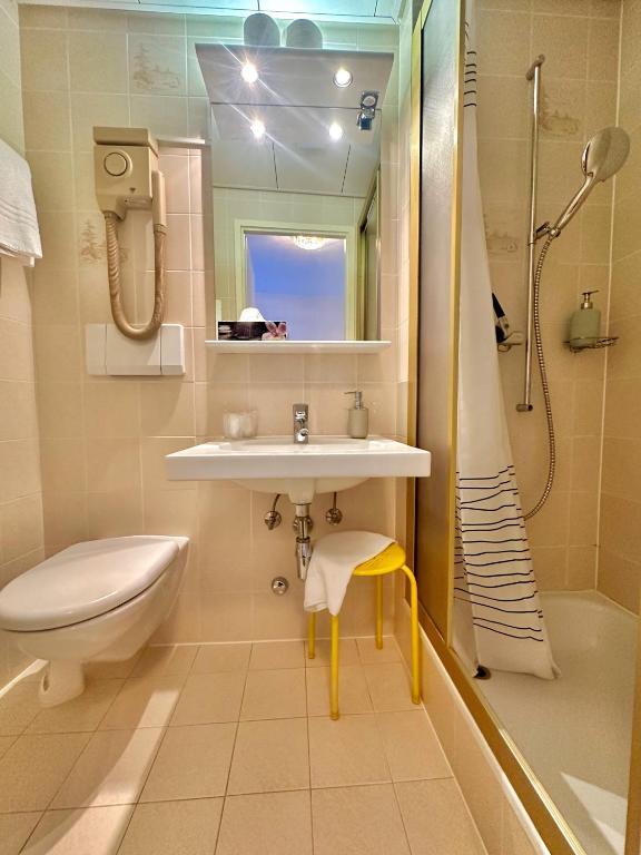 
Double Room with Partial Lake View
