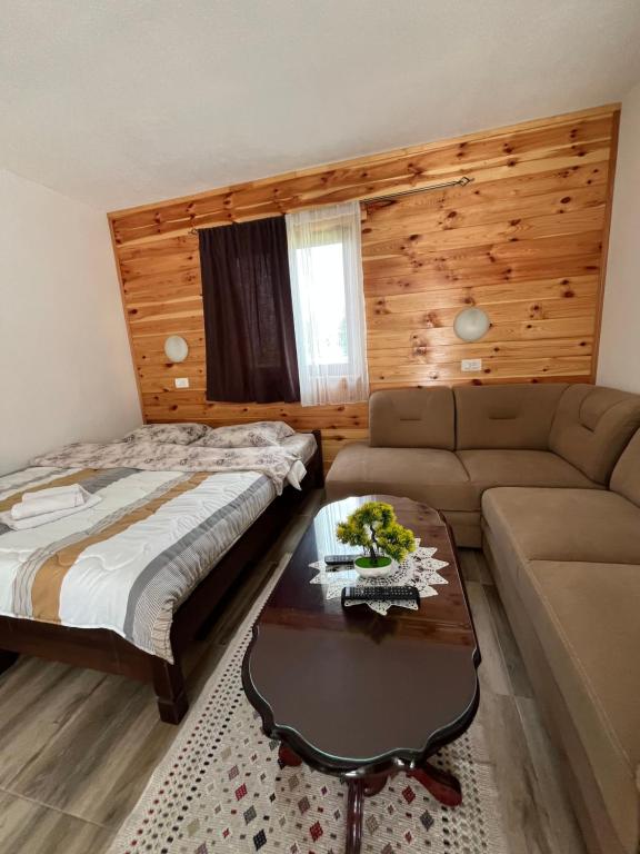 Postel nebo postele na pokoji v ubytování Hotel Lovac