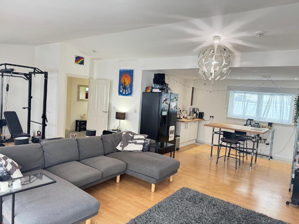 Η κουζίνα ή μικρή κουζίνα στο Room in central Leeds apartment