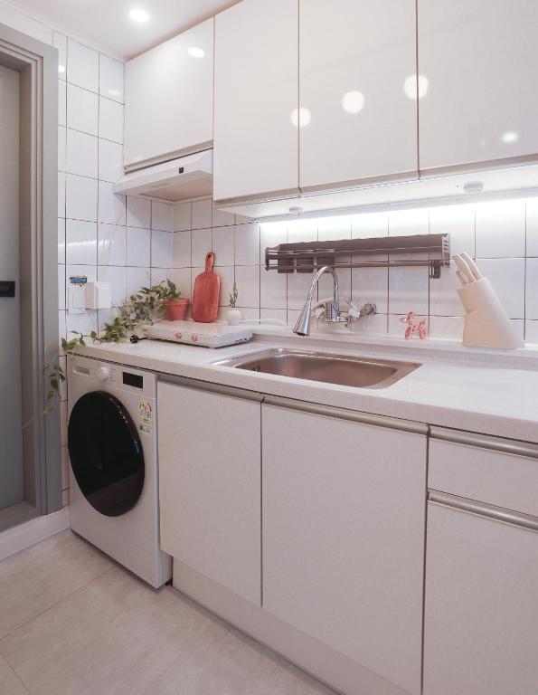 Hongdae#Hongik Univ Station 9 min Walk#Airport Railroad Access#Free Parking#Free Netflix#Free WiFi#Luggage Storage#Washer and Dryer photo