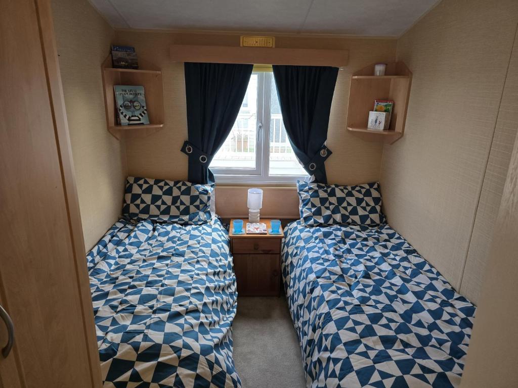 Postel nebo postele na pokoji v ubytování Eyemouth Caravan