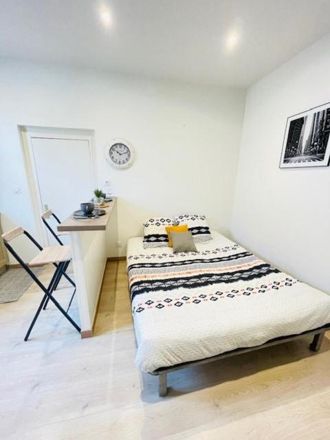 une petite chambre avec un lit et un bureau dans l'établissement Bascule Rive Droite - WiFi - 2 Guests, au Mans