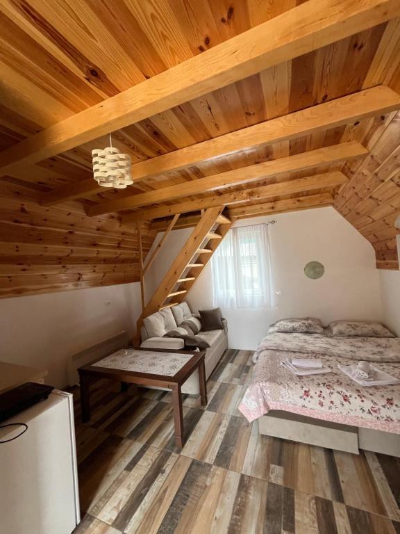 Postel nebo postele na pokoji v ubytování Hotel Lovac