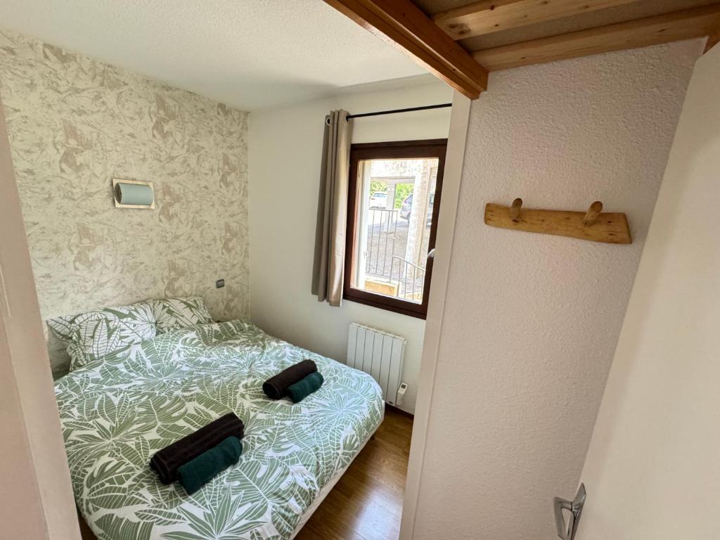 une petite chambre avec un lit et une fenêtre dans l'établissement Cosy - Idéal Sportifs & Randonneurs, à Font-Romeu