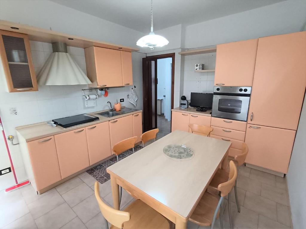 una cucina con un tavolo e un tavolo e sedie di A Casa di Giovy a Taranto